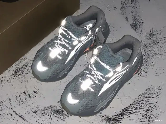 Boost V2 700 Adidas 'Inertia' FW2549 Yeezy 0605